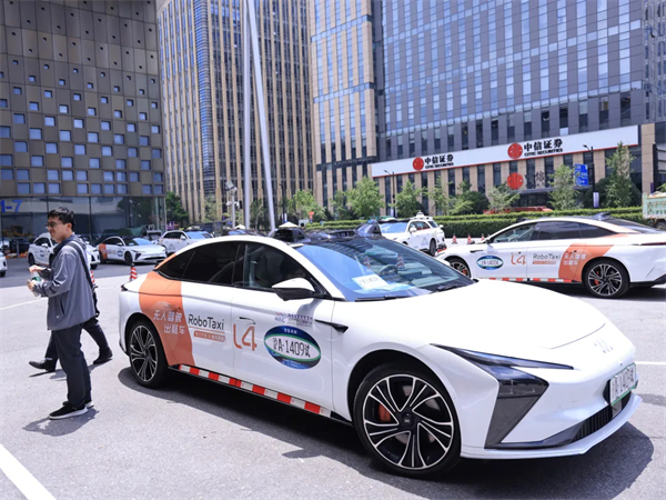 斩获两张L4级“沪牌”，上汽为什么成为世界人工智能大会收获最多的企业？