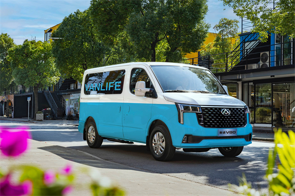 跑得猛、花得少、养得省、全场景！“全场景高价值轻客”上汽大通新途V80 9AT荣耀上市，全面高人一档