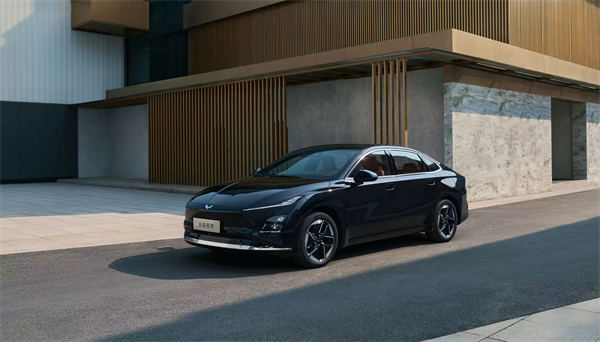 10.98万元起！五菱星光2025款开启预售，携手《和平精英》打造年轻人的智能实战利器！