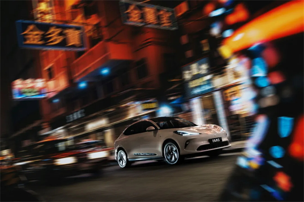 智己汽车重磅登陆香港市。6系双车同步上市