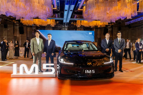 智己汽车重磅登陆香港市。6系双车同步上市