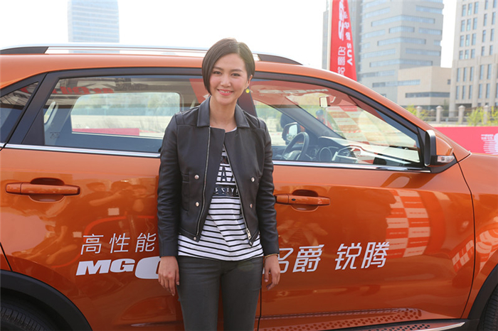 “卷福”首访中国，成功挑战名爵锐腾“8秒破百”